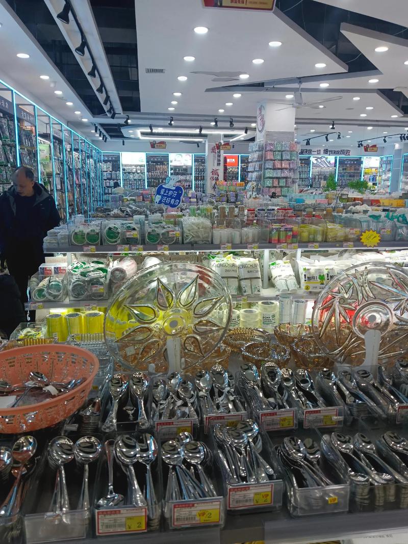 楚雄汇佳商业有限公司与楚雄秦汇莱贸易有限公司：行业趋势下的竞争与合作
