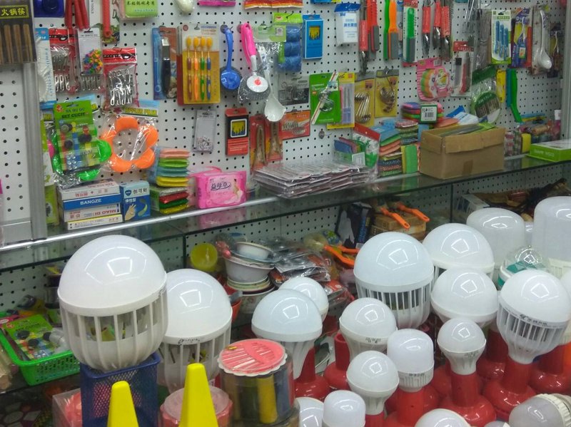 楚雄汇佳商业有限公司与楚雄秦汇莱贸易有限公司，这两家公司之间有何不同？